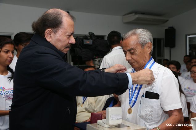 Daniel y Rosario reconocen a estudiantes y maestros destacados