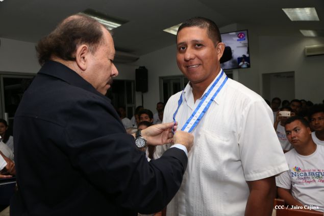 Daniel y Rosario reconocen a estudiantes y maestros destacados