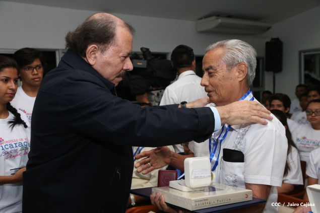 Daniel y Rosario reconocen a estudiantes y maestros destacados