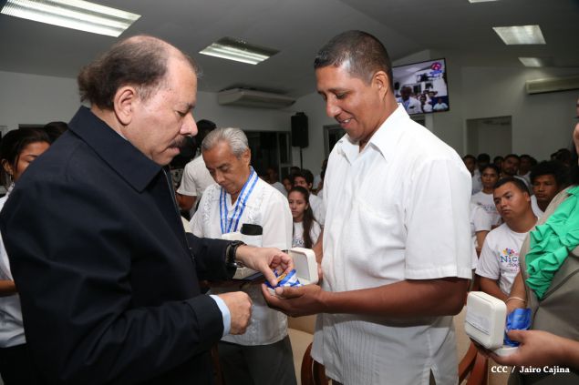 Daniel y Rosario reconocen a estudiantes y maestros destacados