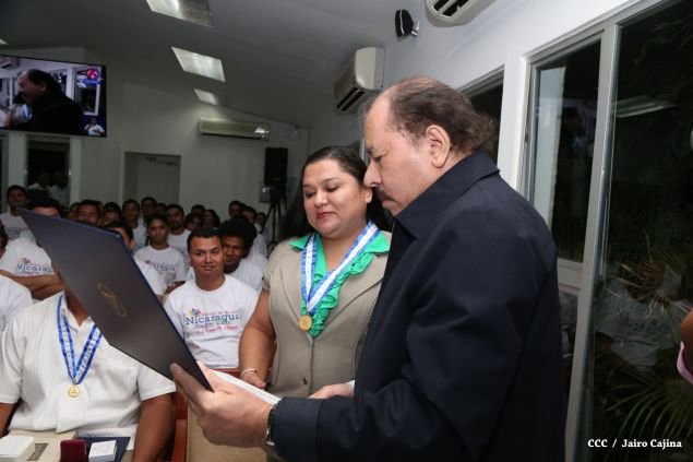 Daniel y Rosario reconocen a estudiantes y maestros destacados