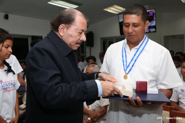 Daniel y Rosario reconocen a estudiantes y maestros destacados