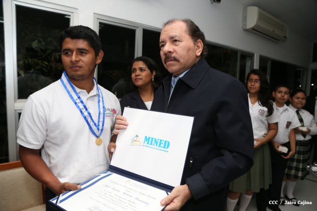 Daniel y Rosario reconocen a estudiantes y maestros destacados