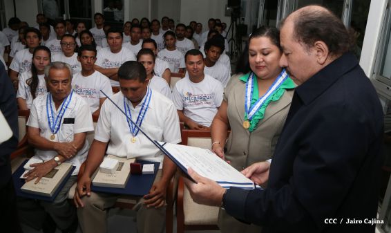 Daniel y Rosario reconocen a estudiantes y maestros destacados