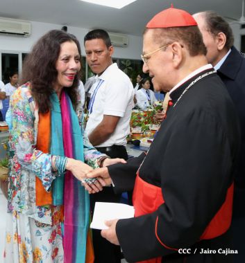 Daniel y Rosario reconocen a estudiantes y maestros destacados