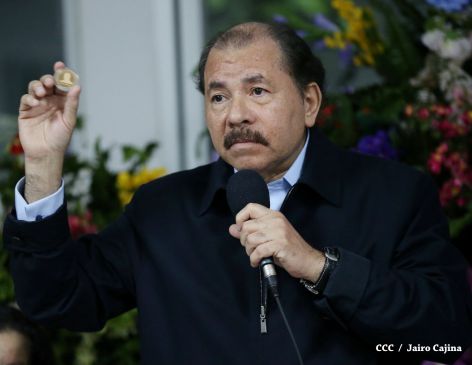 Daniel y Rosario reconocen a estudiantes y maestros destacados