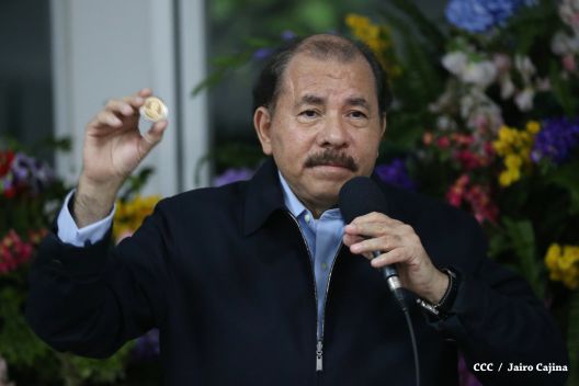 Daniel y Rosario reconocen a estudiantes y maestros destacados