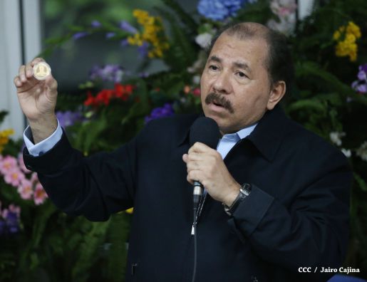 Daniel y Rosario reconocen a estudiantes y maestros destacados