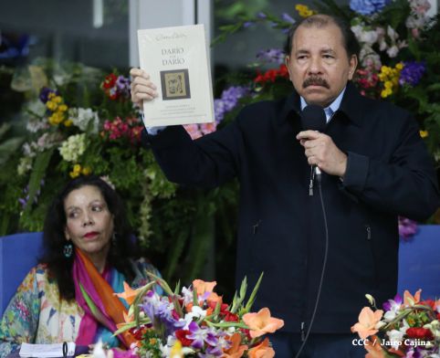 Daniel y Rosario reconocen a estudiantes y maestros destacados