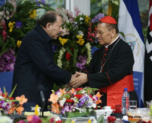 Daniel y Rosario reconocen a estudiantes y maestros destacados