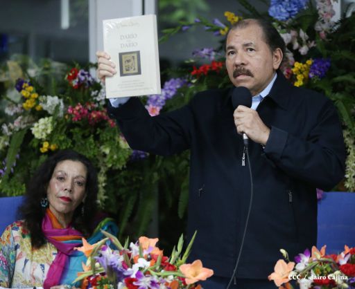Daniel y Rosario reconocen a estudiantes y maestros destacados