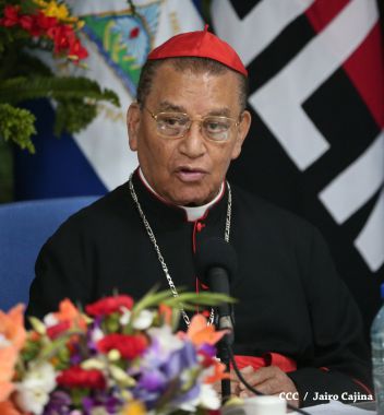 Daniel y Rosario reconocen a estudiantes y maestros destacados