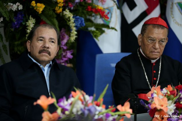 Daniel y Rosario reconocen a estudiantes y maestros destacados