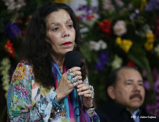 Daniel y Rosario reconocen a estudiantes y maestros destacados