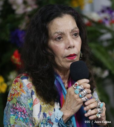 Daniel y Rosario reconocen a estudiantes y maestros destacados