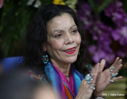 Daniel y Rosario reconocen a estudiantes y maestros destacados