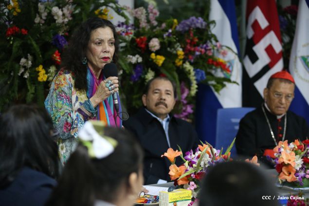 Daniel y Rosario reconocen a estudiantes y maestros destacados
