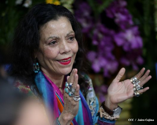 Daniel y Rosario reconocen a estudiantes y maestros destacados