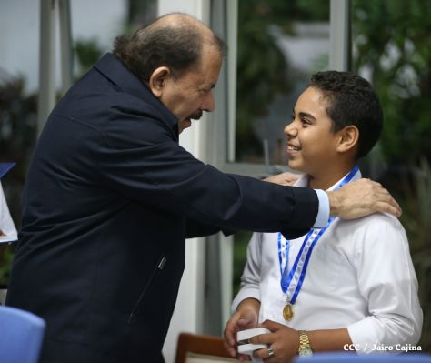 Daniel y Rosario reconocen a estudiantes y maestros destacados