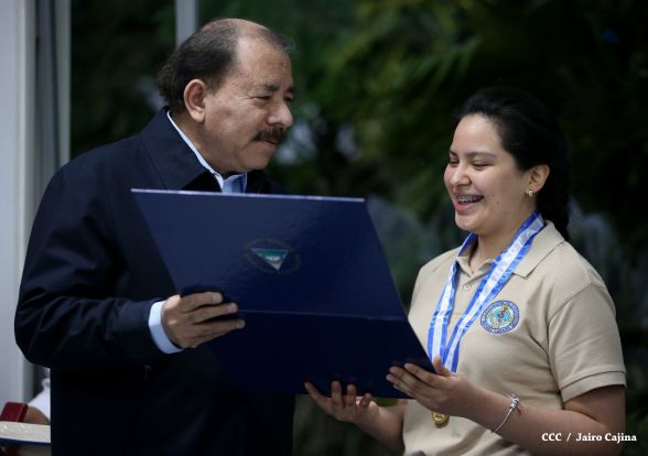 Daniel y Rosario reconocen a estudiantes y maestros destacados