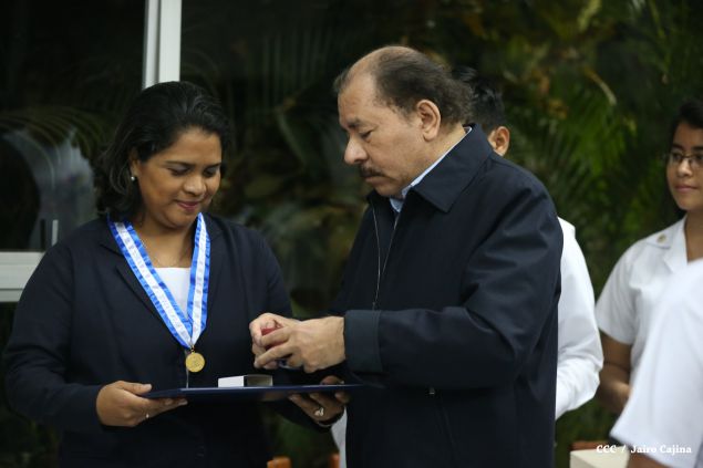 Daniel y Rosario reconocen a estudiantes y maestros destacados