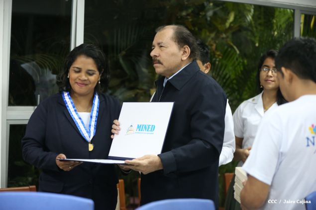 Daniel y Rosario reconocen a estudiantes y maestros destacados