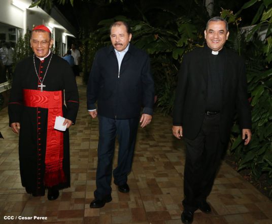 Daniel y Rosario reconocen a estudiantes y maestros destacados