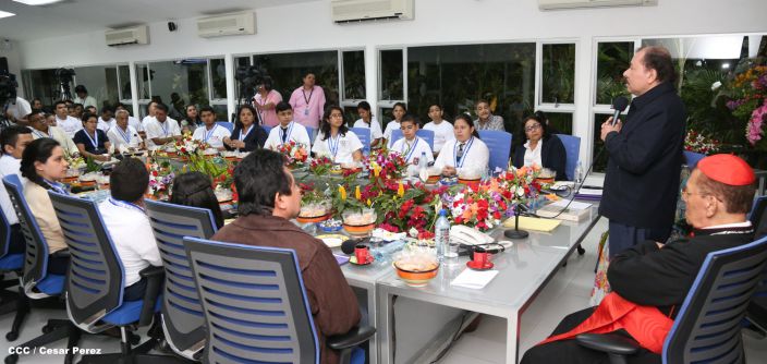 Daniel y Rosario reconocen a estudiantes y maestros destacados