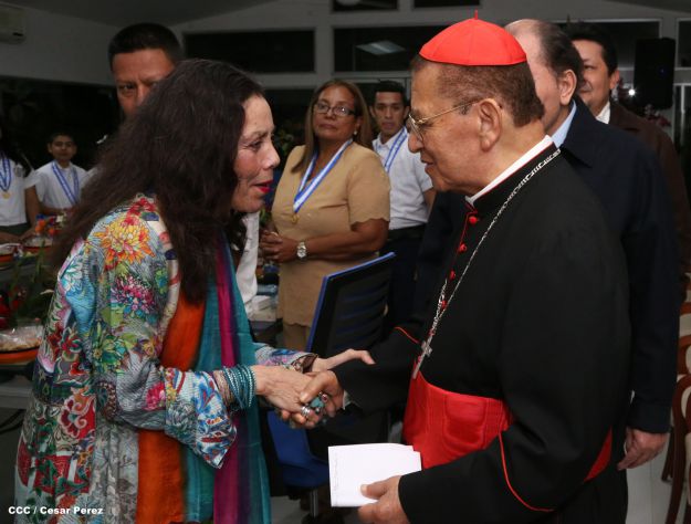 Daniel y Rosario reconocen a estudiantes y maestros destacados