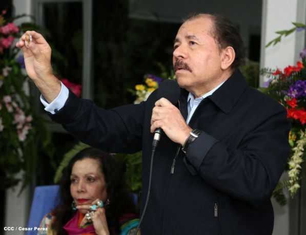 Daniel y Rosario reconocen a estudiantes y maestros destacados