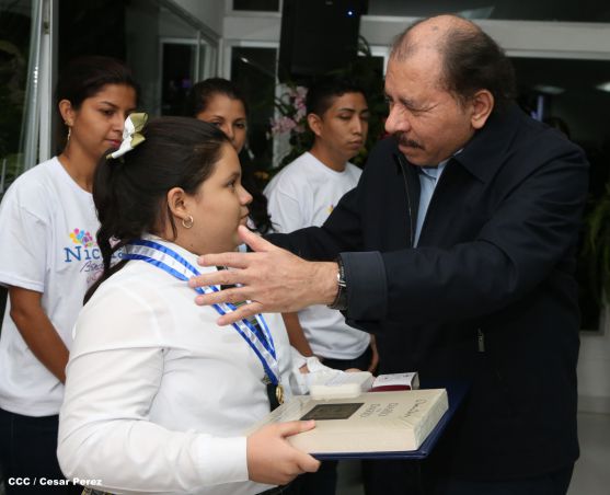 Daniel y Rosario reconocen a estudiantes y maestros destacados
