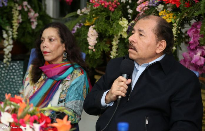 Daniel y Rosario reconocen a estudiantes y maestros destacados