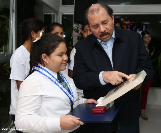 Daniel y Rosario reconocen a estudiantes y maestros destacados