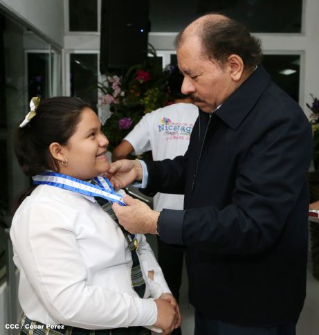 Daniel y Rosario reconocen a estudiantes y maestros destacados