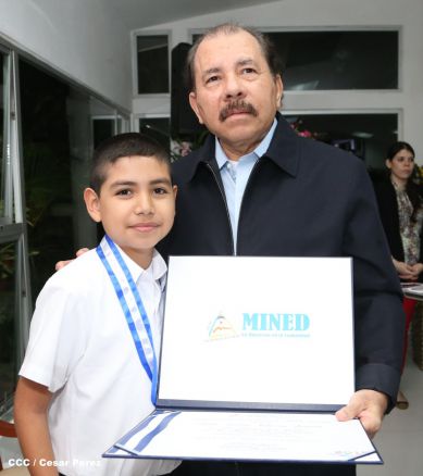 Daniel y Rosario reconocen a estudiantes y maestros destacados