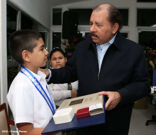 Daniel y Rosario reconocen a estudiantes y maestros destacados