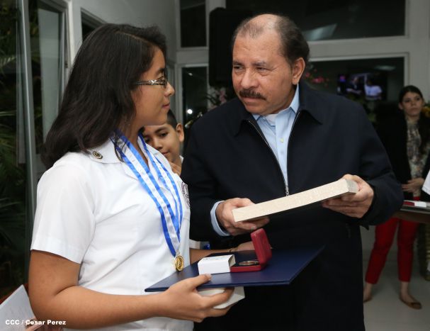 Daniel y Rosario reconocen a estudiantes y maestros destacados