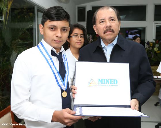 Daniel y Rosario reconocen a estudiantes y maestros destacados