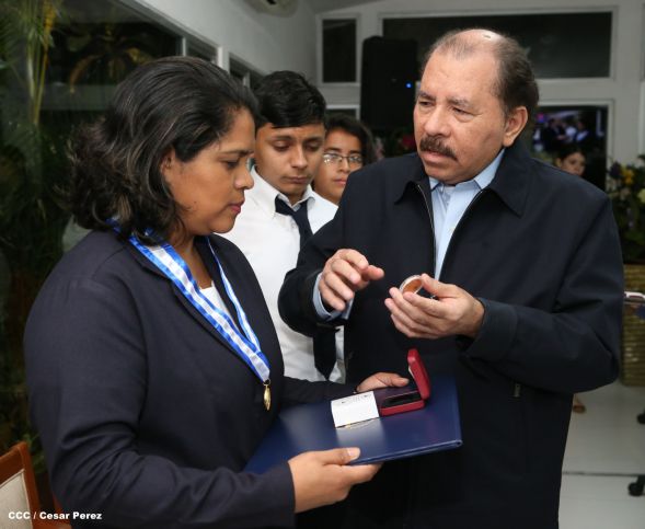 Daniel y Rosario reconocen a estudiantes y maestros destacados