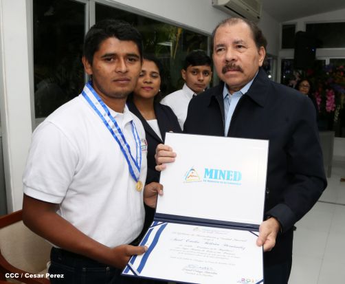 Daniel y Rosario reconocen a estudiantes y maestros destacados