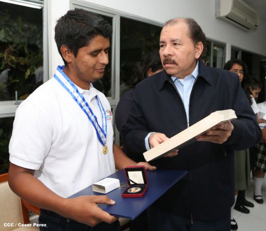 Daniel y Rosario reconocen a estudiantes y maestros destacados