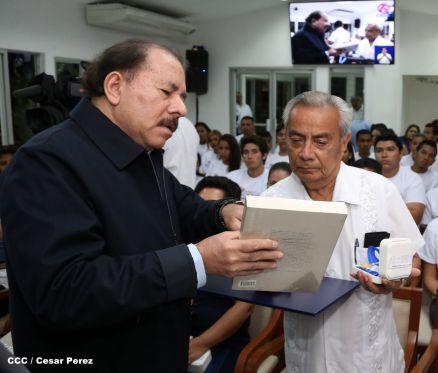 Daniel y Rosario reconocen a estudiantes y maestros destacados