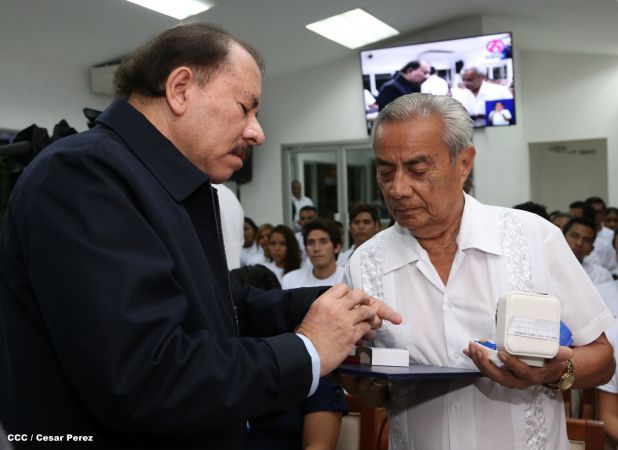 Daniel y Rosario reconocen a estudiantes y maestros destacados