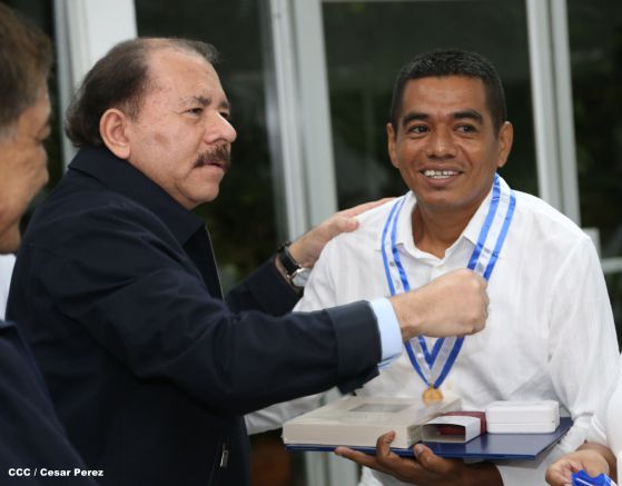 Daniel y Rosario reconocen a estudiantes y maestros destacados