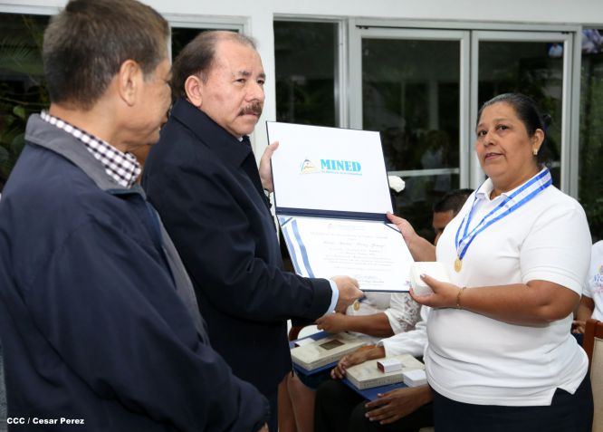Daniel y Rosario reconocen a estudiantes y maestros destacados