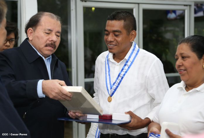 Daniel y Rosario reconocen a estudiantes y maestros destacados