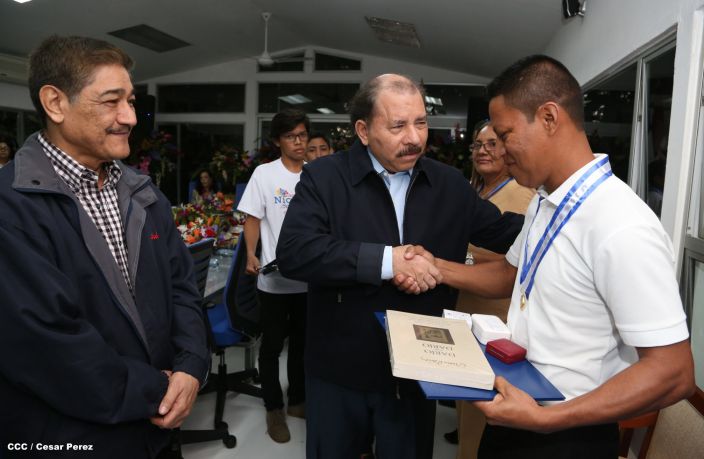 Daniel y Rosario reconocen a estudiantes y maestros destacados