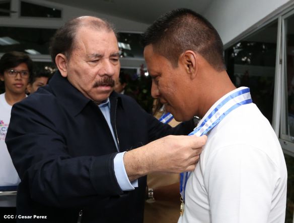 Daniel y Rosario reconocen a estudiantes y maestros destacados