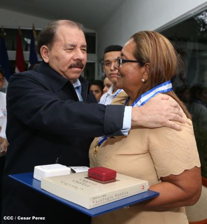 Daniel y Rosario reconocen a estudiantes y maestros destacados