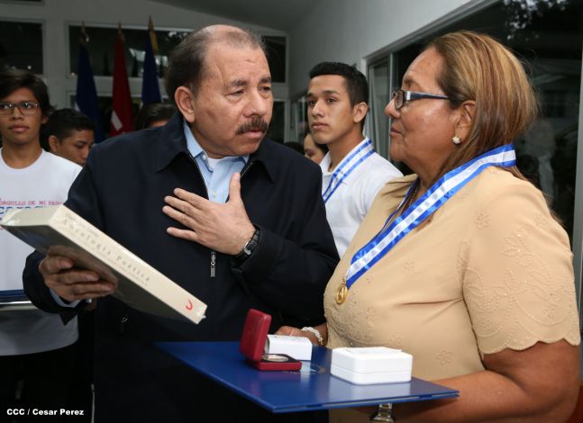 Daniel y Rosario reconocen a estudiantes y maestros destacados